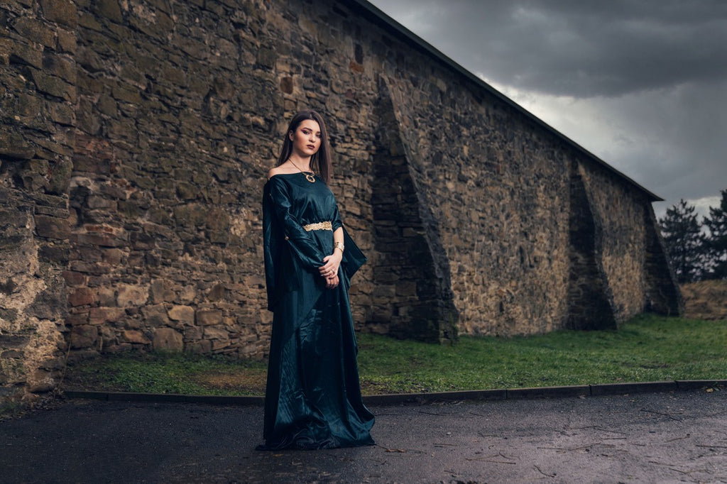How To Dress Like An Irish Woman