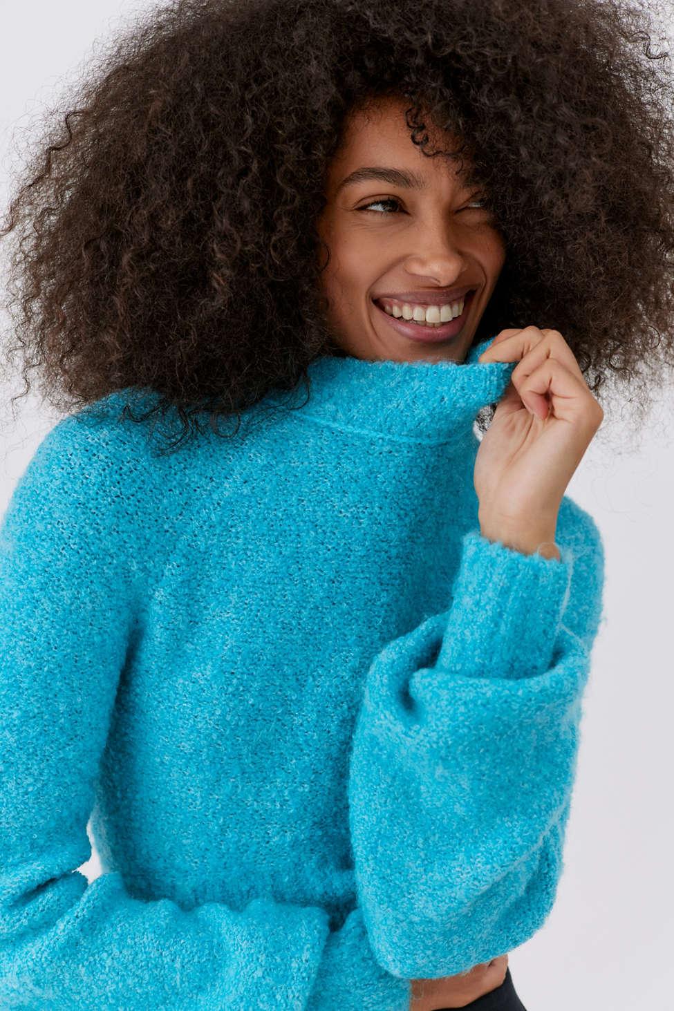 Urban Knit Gazette - Embracing Trendy Urban Women's Sweaters